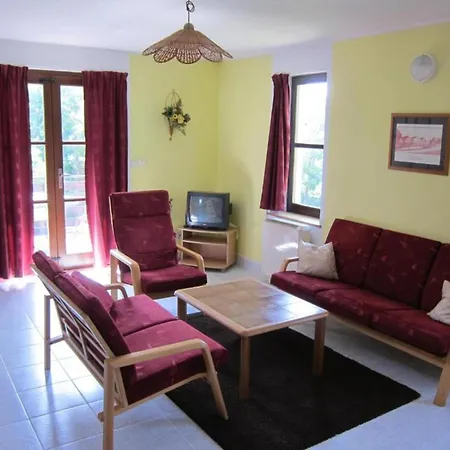 בית נופש Serene Mansion With Pool Stárkov